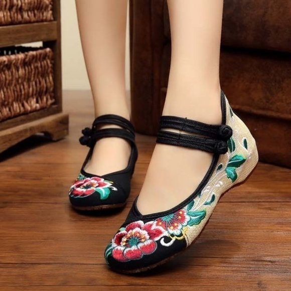 Shoes - Embroidered Floral Flat Shoe - Black+Beige (6.5)